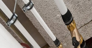 Замена труб водоснабжения в квартире: цена от 2120 руб. - СантехДомЗнк
